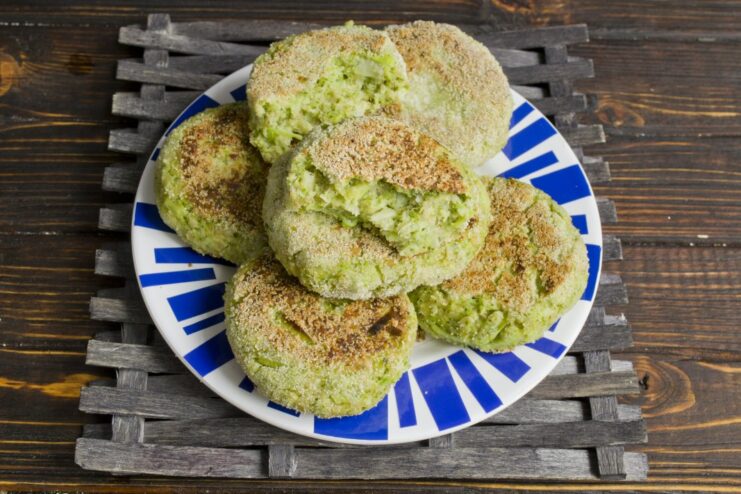 Finished Broccoli Patties Served on a Plate A close-up of the finished, perfectly cooked broccoli patties.