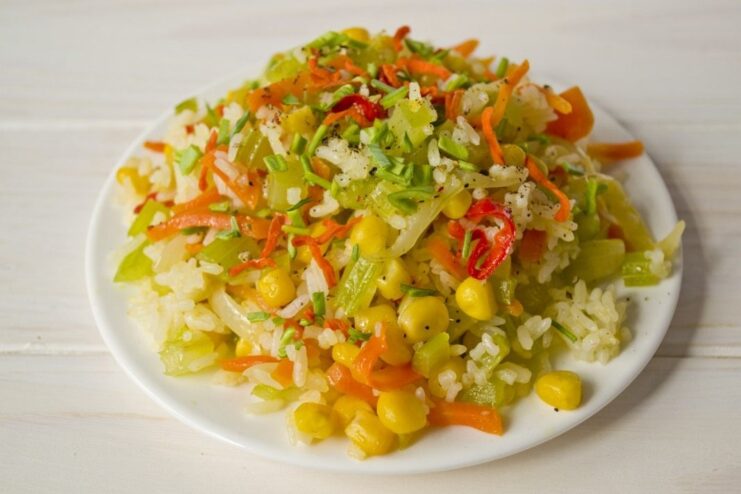 The final dish: A vibrant and flavorful bowl of Beijing-style rice A close-up shot of the finished Beijing-style rice with vegetables in a bowl.