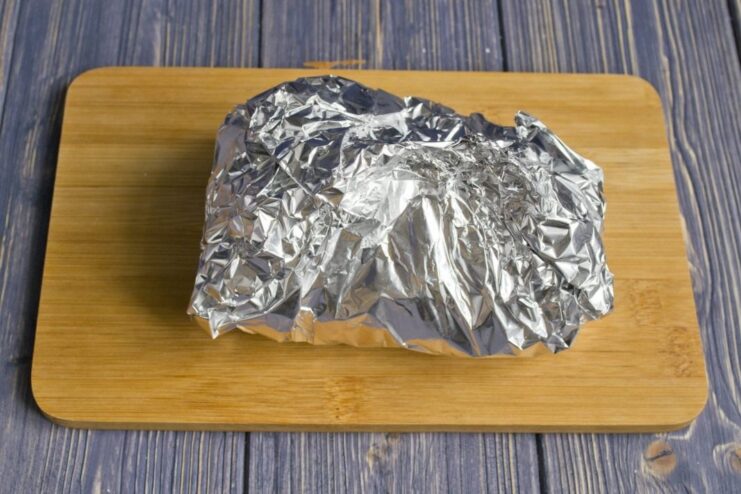 How to Wrap Mackerel and Vegetables in a Foil Packet for Steaming A foil packet containing mackerel and vegetables, ready for steaming.