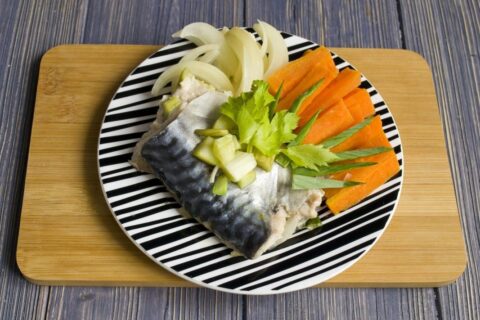 Steamed Mackerel in Foil with Vegetables