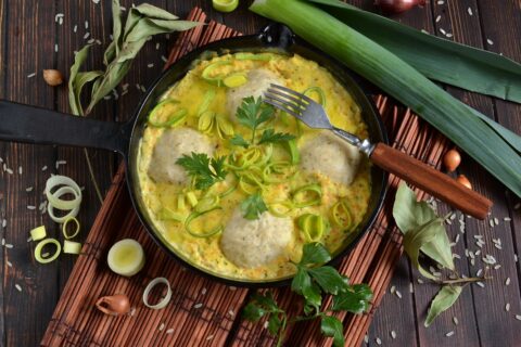 Steamed Chicken Meatballs with Gravy