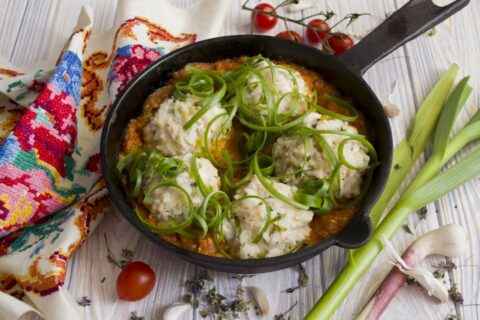 Tefteli — Meatballs with Rice in Tomato Sauce