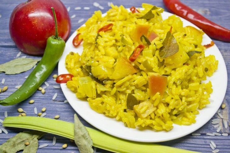 The finished vegetarian curry rice with apples A close-up of the finished vegetarian curry rice with apples in a pot.