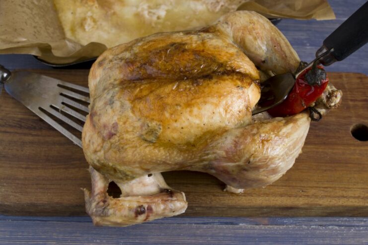 The final result: a beautiful and delicious salt-baked chicken. The finished salt-baked chicken, golden and crispy, fresh out of the oven.