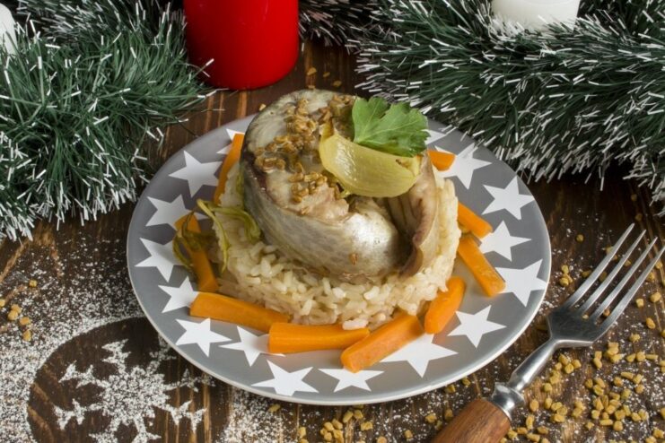 A plate of oven-baked tuna with vegetables and a side of brown rice.