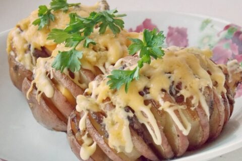 Accordion Potatoes (Kartoshka-Garmoshka): Baked Potatoes with Salo and Cheese Crust