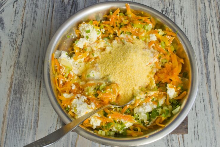 Mixing the final filling with corn flour and spices in a bowl.