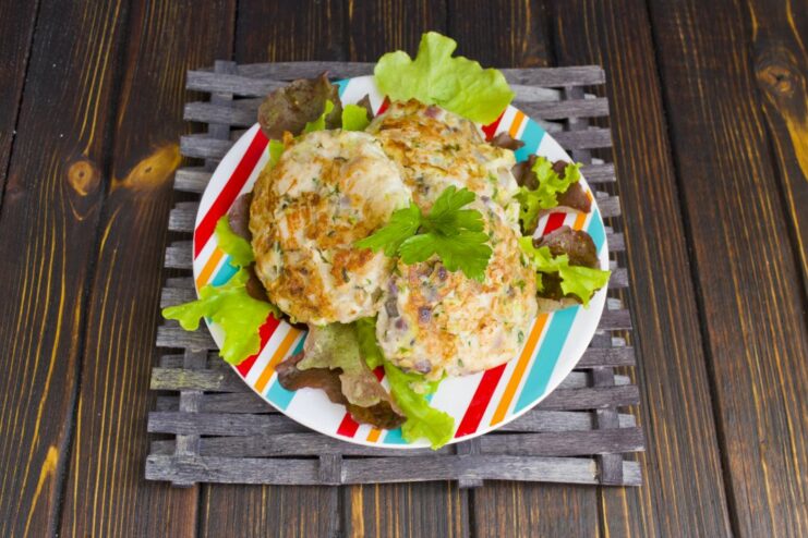 The Final Dish: Ready-to-Serve Chicken, Mushroom, and Zucchini Cutlets A serving plate with freshly cooked chicken cutlets, garnished and ready to eat.