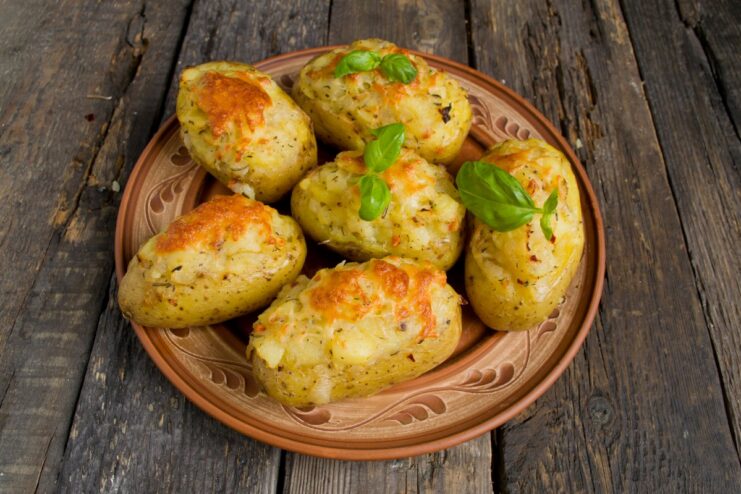 The final dish: Golden and cheesy oven-baked potatoes A close-up of the finished oven-baked stuffed potatoes, golden and delicious.