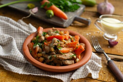 Aromatic Chickpeas and Meat with Cheese Sauce