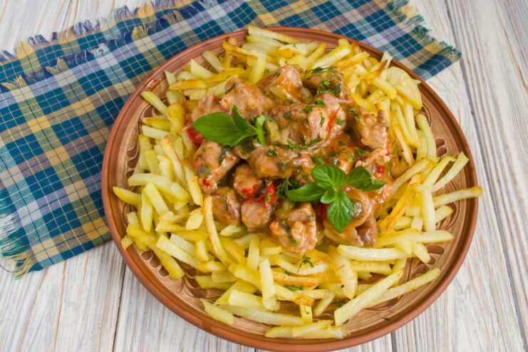 A final serving of Azu po-tatarski, with the meat stew placed in the center of the fried potatoes.