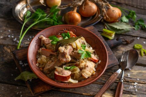 Bigos po-belorusski — Belarusian Hunter’s Stew with Fresh Cabbage and Sauerkraut