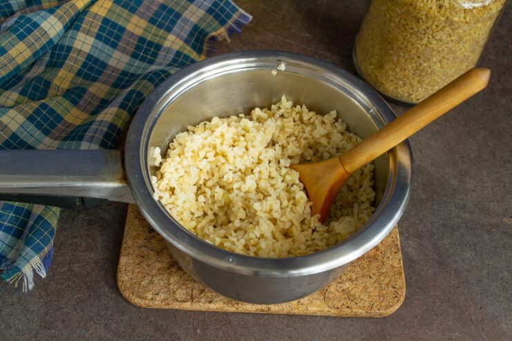 Perfectly cooked fluffy bulgur Cooked, fluffy bulgur in a pot, ready to be used.