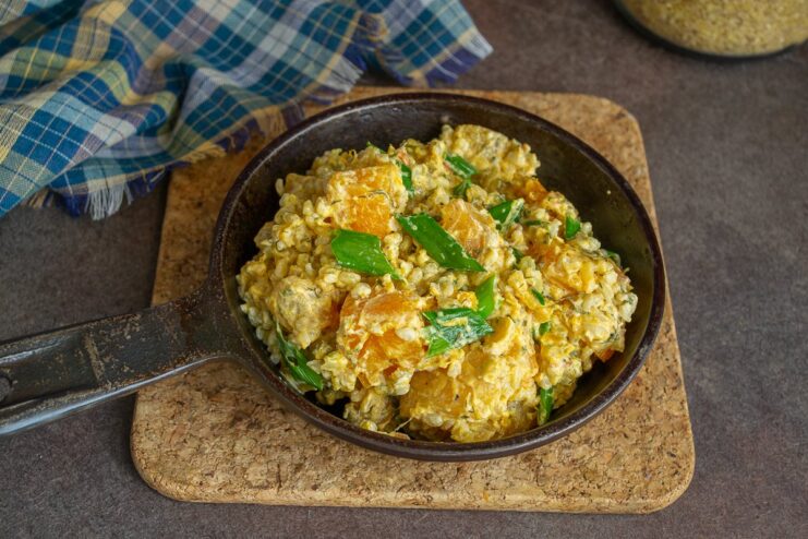 Ready to serve: a hearty plate of bulgur with pumpkin A finished plate of quick bulgur with pumpkin, ready to be served with flatbread.