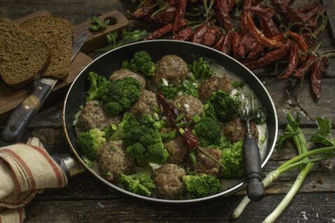 Quick Meat Patties with Broccoli in Béchamel Sauce