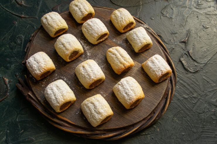Cooling the finished Nascondini cookies on a wire rack Finished Nascondini cookies cooling on a metal wire rack.