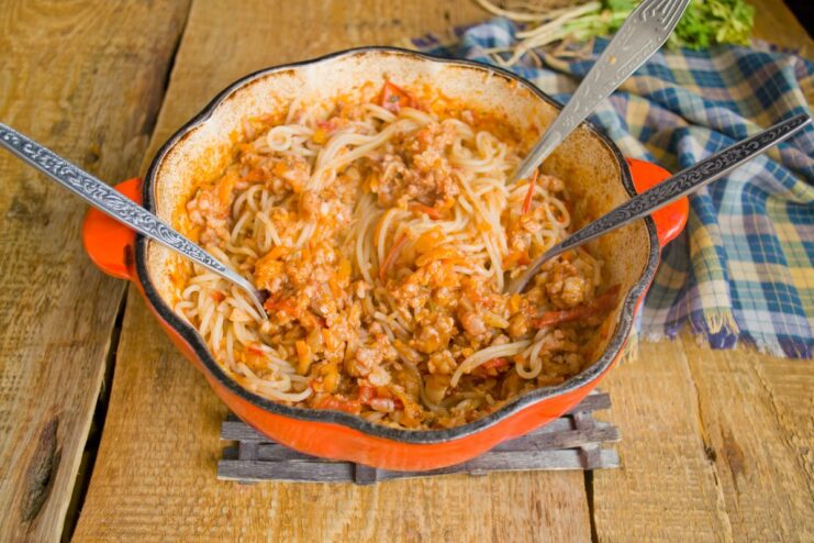 The final dish, perfectly mixed and ready to be served hot. A pot full of freshly prepared Makaroni po-flotski, with pasta evenly coated in meat sauce.