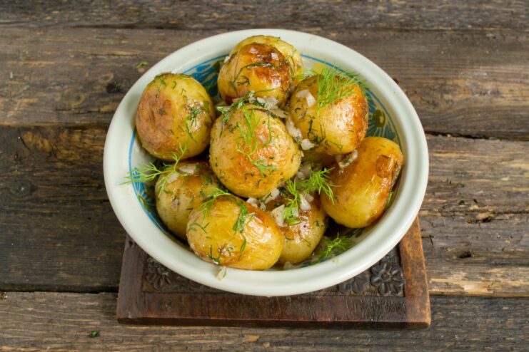 The Finished Dish: Perfect Pan-Fried New Potatoes A close-up of the finished pan-fried new potatoes, golden and garnished.