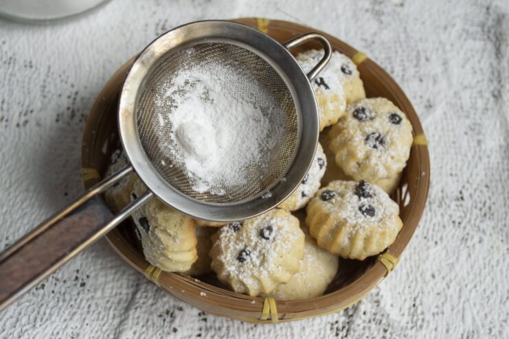 Freshly baked mayonnaise and chocolate chip cookies, ready to be enjoyed! Freshly baked shortbread cookies with mayonnaise and chocolate chips cooling on a surface.