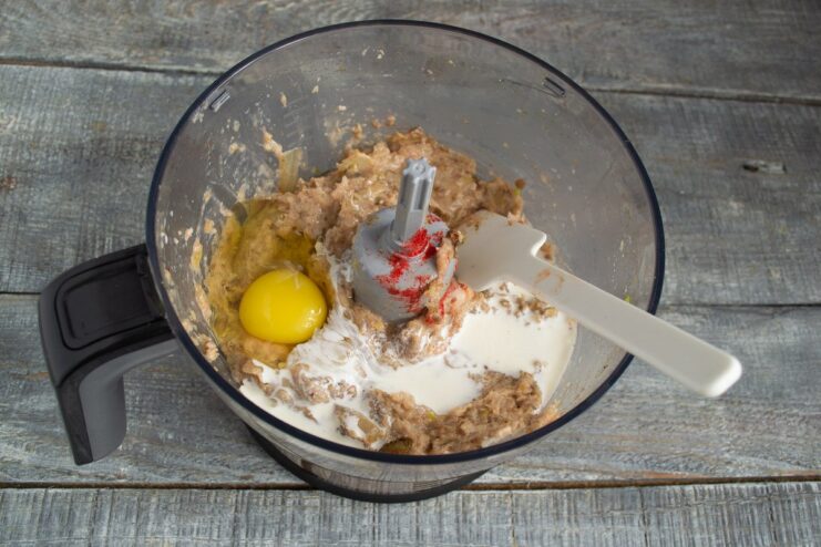 Blending to a Smooth Consistency and Adding an Egg to Bind The kotlety mixture is blended until smooth, with an egg added.
