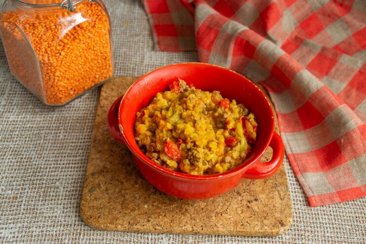 Serving suggestion: a bowl of chili con carne with a side of tortillas. A bowl of hot chili con carne with red lentils, ready to be served with tortillas.