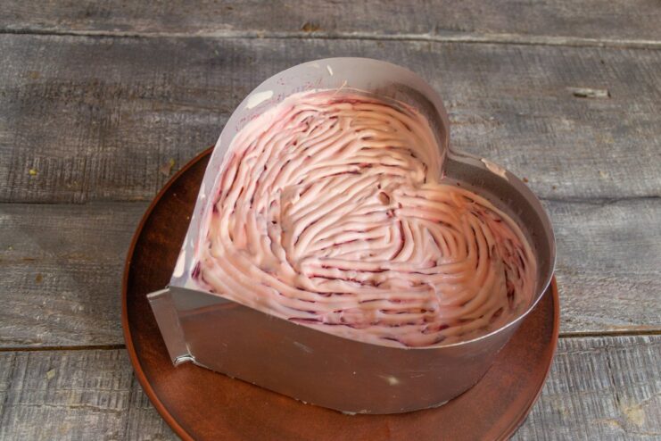 Step 7: Finishing with Mayonnaise and Chilling the Salad The final layer of mayonnaise being spread over the beets before the salad is chilled.