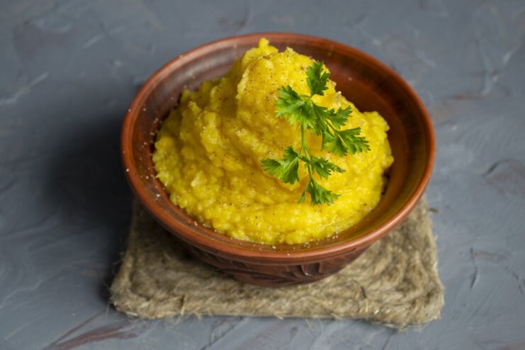 The finished dish: Creamy and spiced pumpkin potato mash A close-up of the finished spiced mashed potatoes with pumpkin in a bowl, ready to be served.