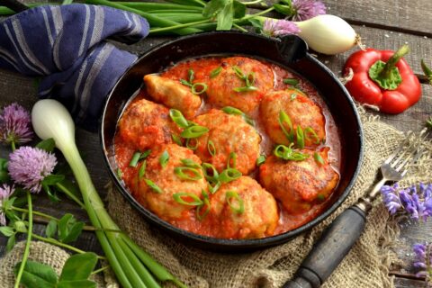 Tefteli — Meatballs in Tomato and Sweet Pepper Sauce