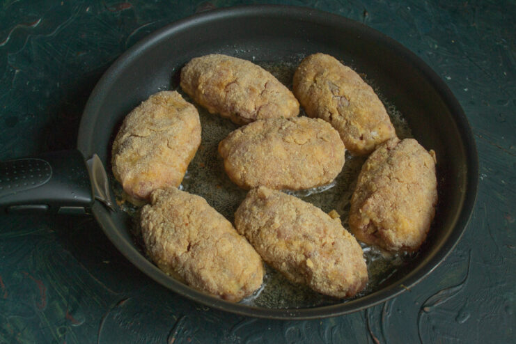 The Three-Step Breading Process for Crispy Zrazy The process of breading zrazy: coating in flour, dipping in egg wash, and covering with breadcrumbs.