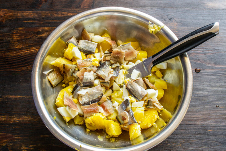 Step 3: Adding the star ingredient - salted salaka Cutting lightly salted salaka (Baltic herring) fillet into pieces.