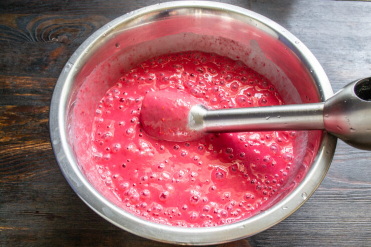 Step 5: Blending the kefir and raspberry puree until creamy and airy. Blending the kefir and raspberry mixture with an immersion blender until smooth.