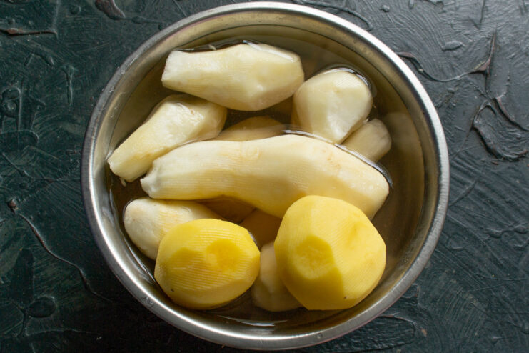 How to prepare Jerusalem artichokes and potatoes for patties. The first step is to peel them thoroughly. Peeled Jerusalem artichokes and potatoes in a bowl of water to prevent browning.