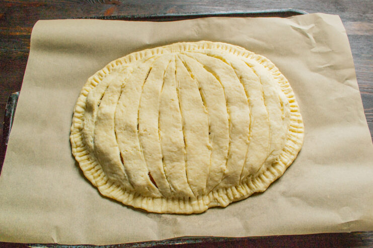 Creating the Pumpkin Design on the Pie Using a knife to score lines on the top crust of the pie to make it look like a pumpkin.