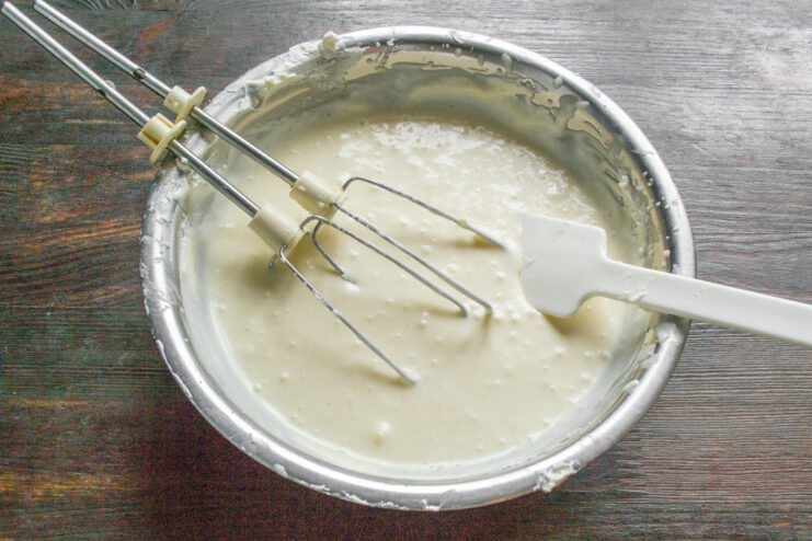 The final texture of the light and delicate mousse A close-up of the smooth, light pink mousse mixture in a bowl before chilling.