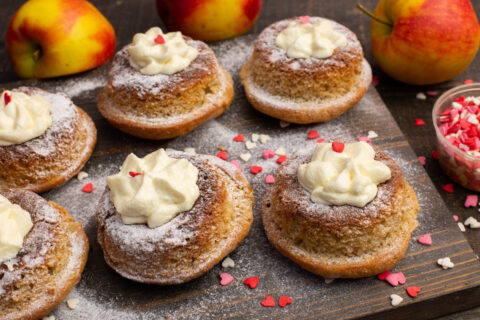Quick Buns with Apples and Whipped Cream