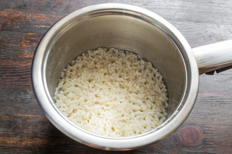 Preparing short-grain rice for dumplings Short-grain rice in a small pot with water, ready to be cooked for the dumplings.