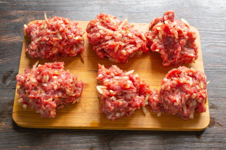 Portioning the Minced Meat for Pasta Nests Six equal portions of seasoned ground beef ready to be shaped.
