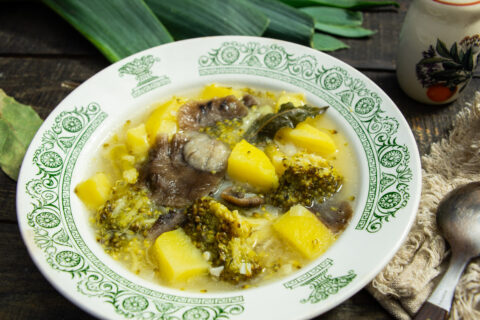 Mushroom Soup with Honey Fungus and Broccoli