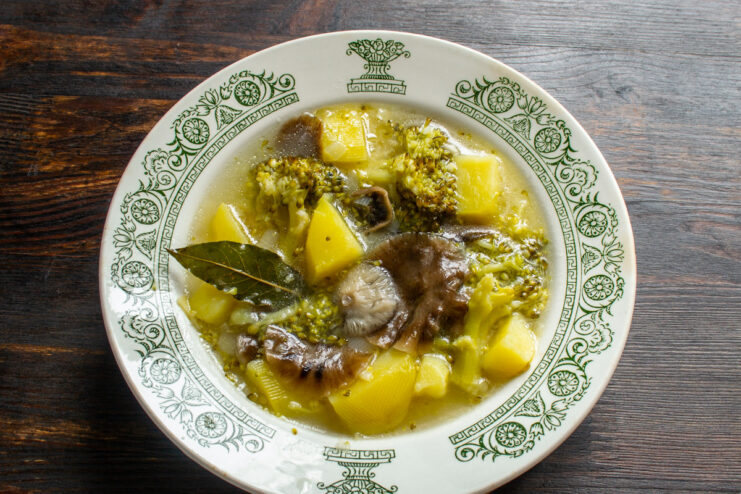 Resting the soup: Allowing the soup to rest before serving helps the flavors to deepen. A pot of freshly cooked mushroom soup with honey fungus and broccoli, ready to be served.
