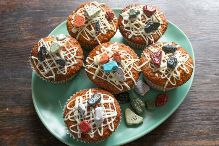 Step 10: Decorating the finished muffins with honey and white chocolate Decorating freshly baked orange and cinnamon muffins with melted white chocolate and honey.
