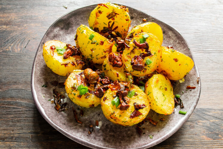Serving suggestions: with a dollop of sour cream or a side of cold kefir. A serving of fried potatoes with chanterelles, ready to be served with sour cream.