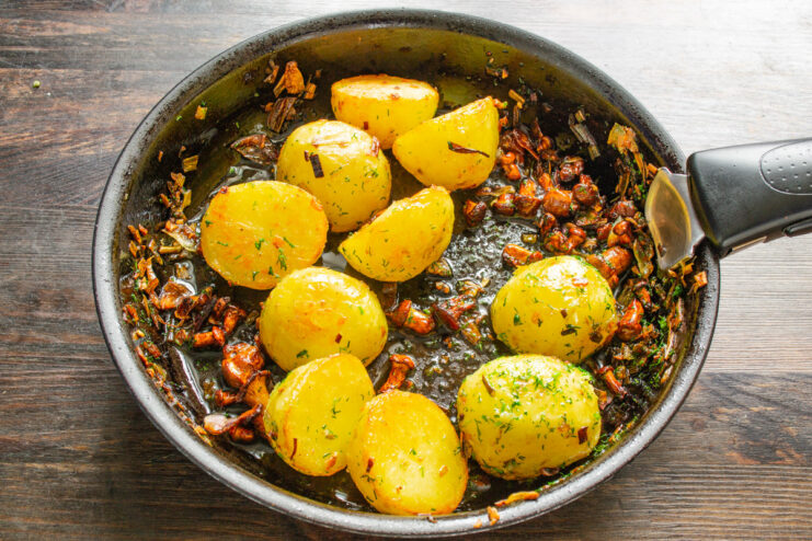 Tossing the finished dish with fresh dill for a burst of flavor. Sprinkling freshly chopped dill over the pan-fried potatoes and chanterelles.