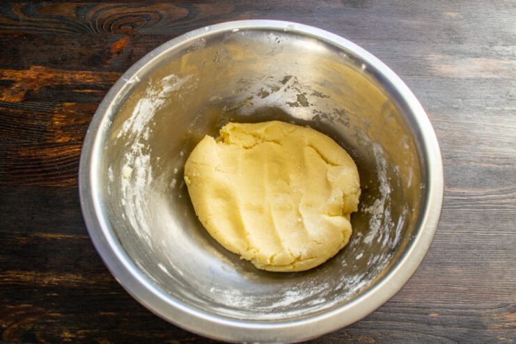 Kneading the shortbread dough quickly A ball of freshly kneaded shortbread dough in a bowl.