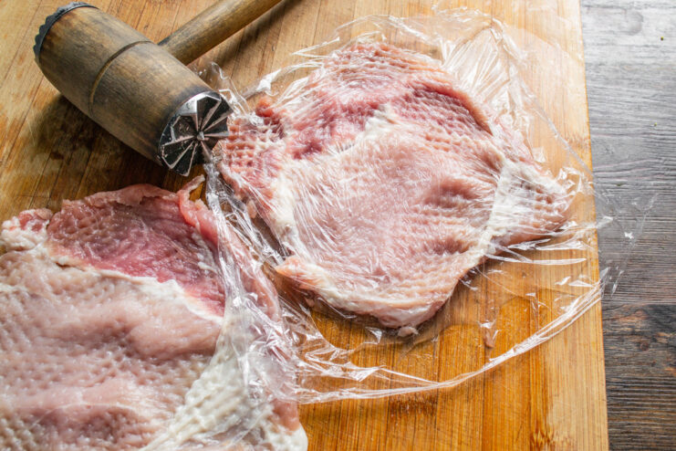 How to Properly Pound Pork for Schnitzel Pounding a piece of pork with a meat mallet to make it thin for schnitzel.