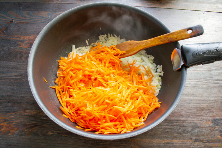 Preparing the vegetable filling: diced onions and grated carrots A bowl with finely diced onions and another bowl with coarsely grated carrots.