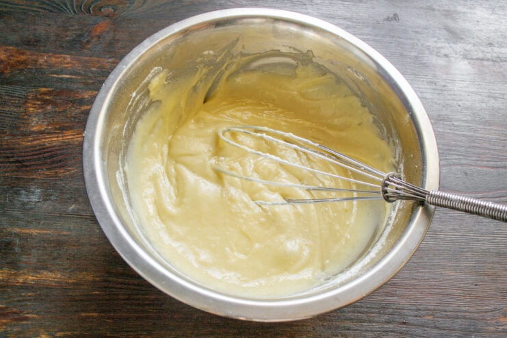 Step 4: Letting the finished batter rest The finished batter for the apple pie resting in a bowl.