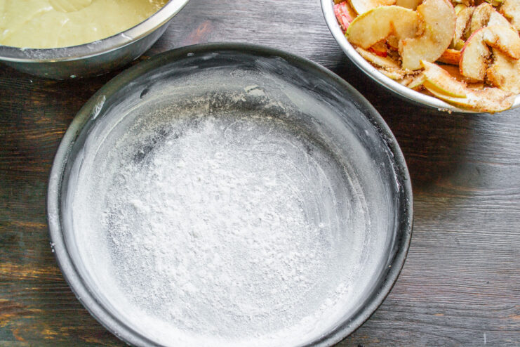 Step 6: Preparing the baking dish for the pie Greasing and flouring a round baking dish for the pie.