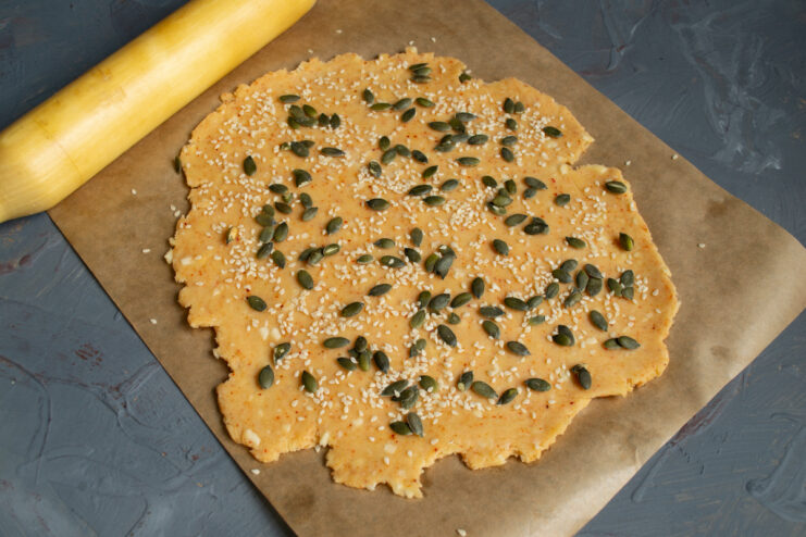 Sprinkling with sesame Sprinkling white sesame seeds onto the dough surface