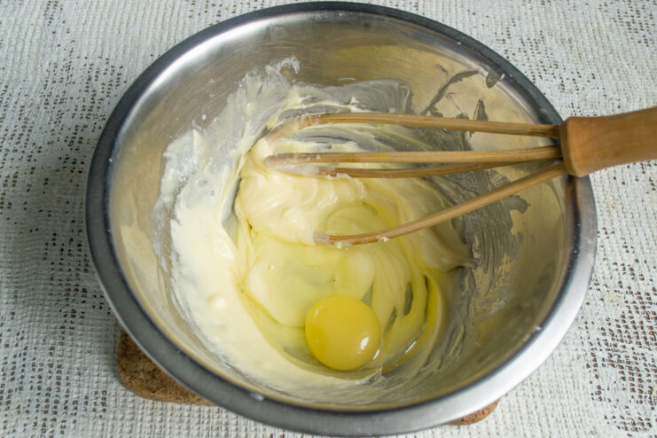 Adding the egg Adding a raw egg to the butter and sugar mixture