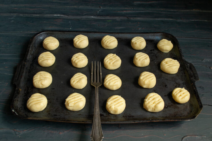 Decorating the cookies Pressing a pattern onto cookies using a fork